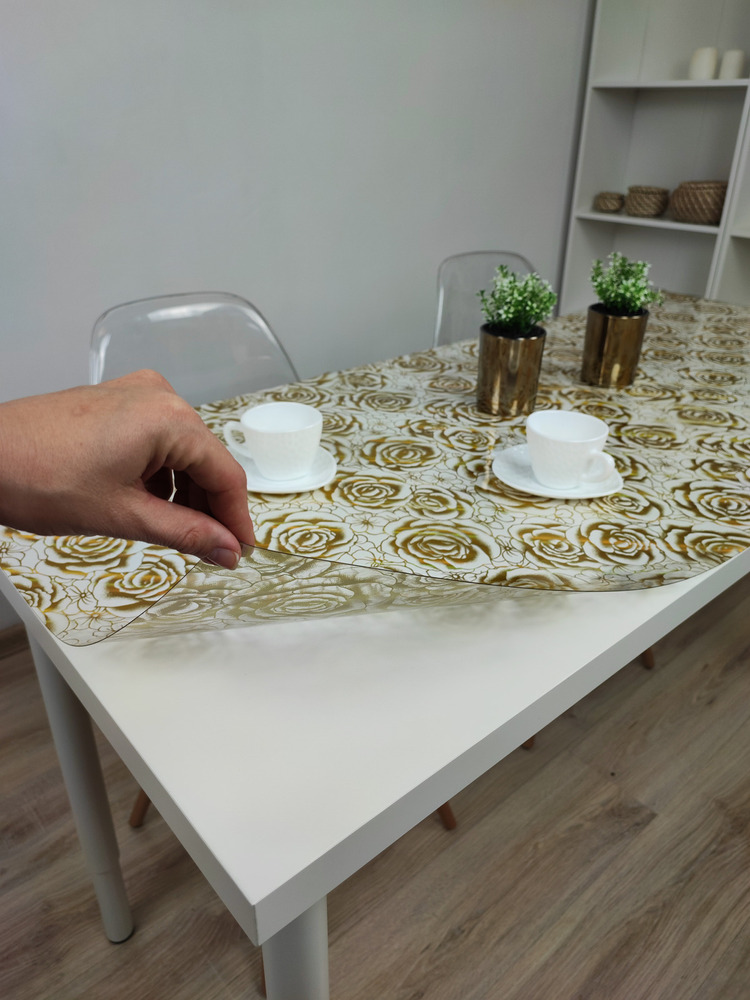Скатерть с узором золотые розы 80x120см