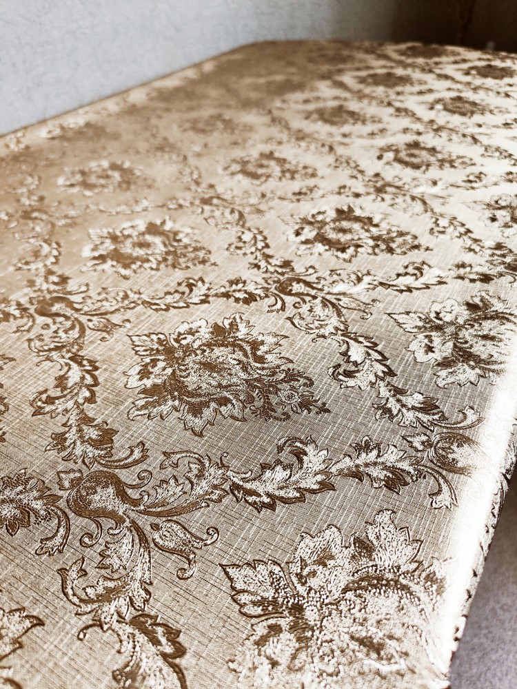 Скатерть цветная metallic вензеля 137x137см