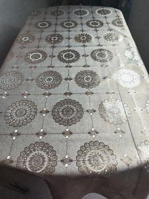 Скатерть цветная metallic классика 120x137см