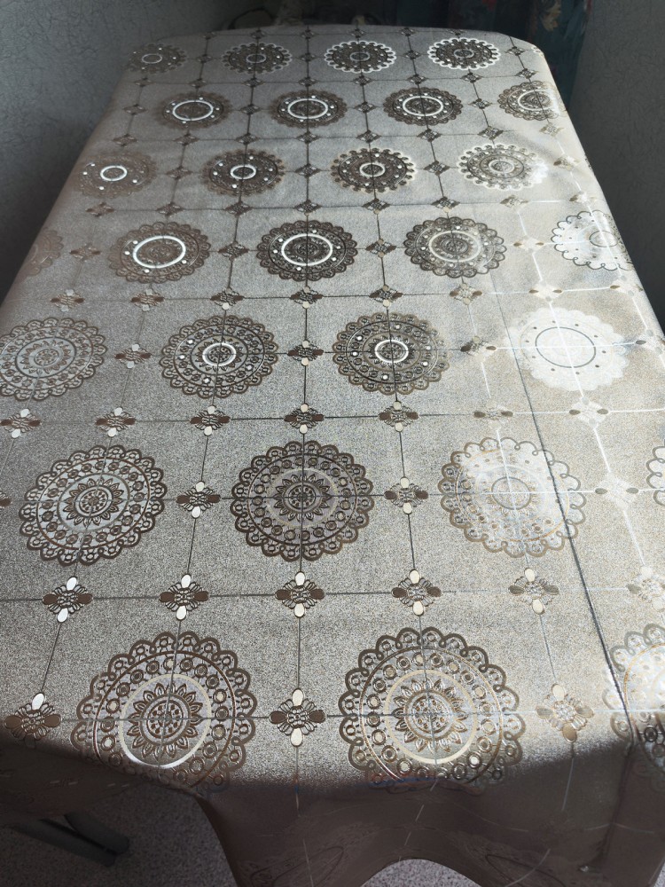 Скатерть цветная metallic классика 120x137см