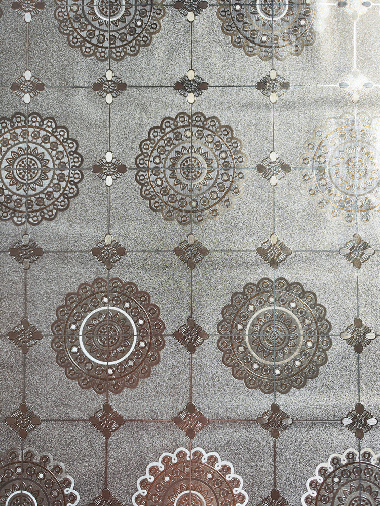 Скатерть цветная metallic классика 137x137см
