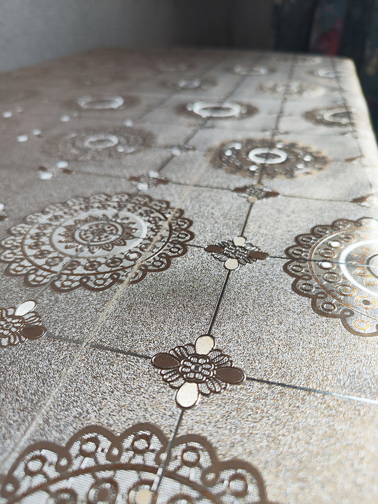 Скатерть цветная metallic классика 137x137см